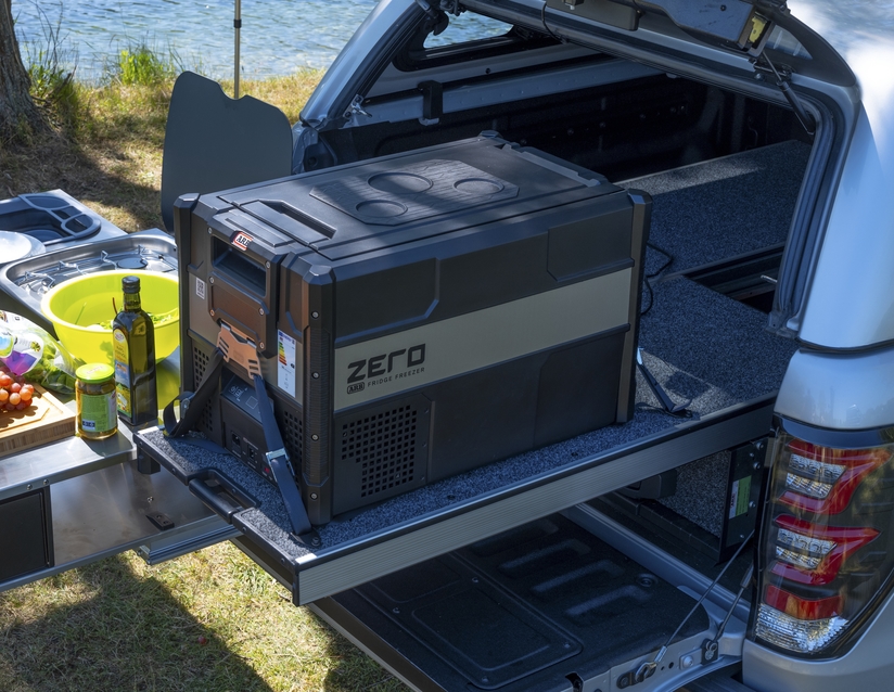 Zásuvka s ložiskovými pojezdy s horním krytem s pojezdy