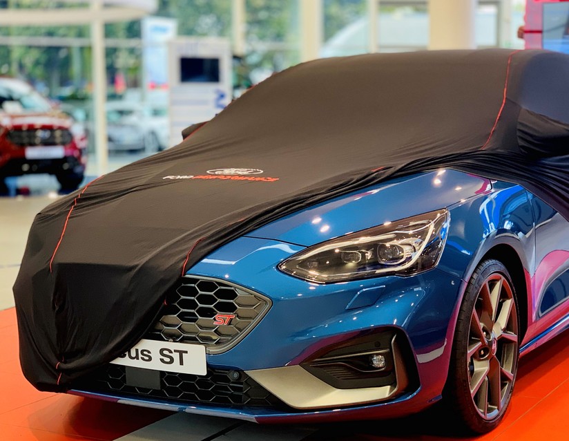 Ochranná plachta Premium černá s červenou linkou, bílým oválem Ford a logem Ford Performance