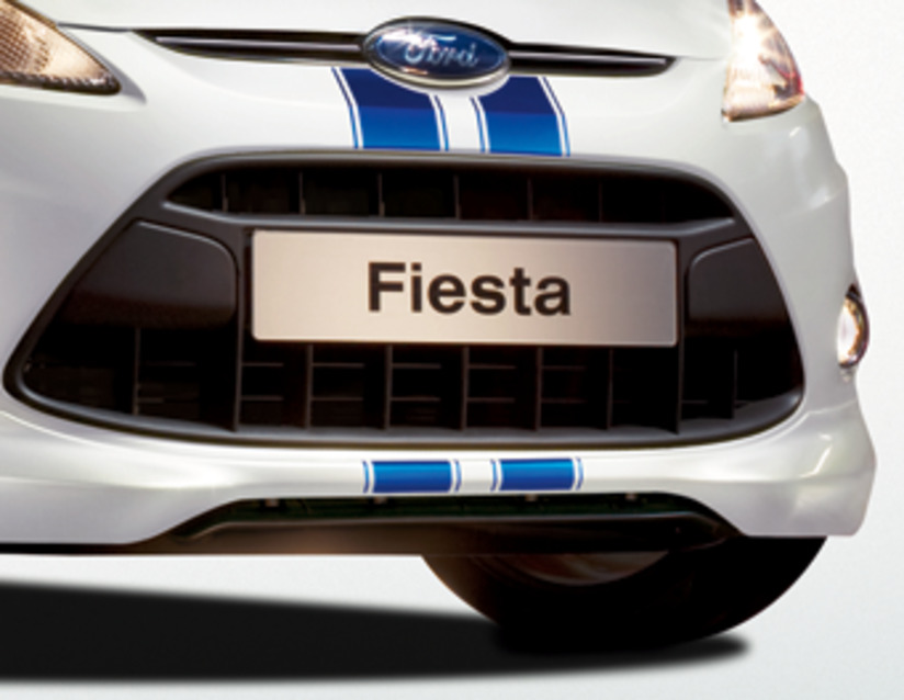 Ozdobné pruhy na přední a zadní nárazník, modré