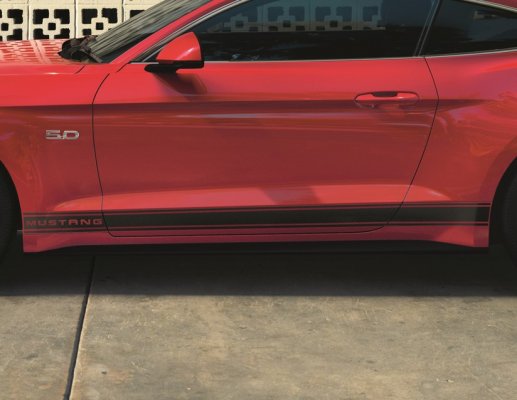 Trojité boční pruhy Ford Performance s nápisem Mustang v matné černé barvě