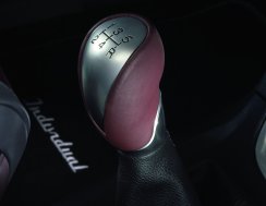 Hlavice řadící páky provedení hliník s červenou kůží
