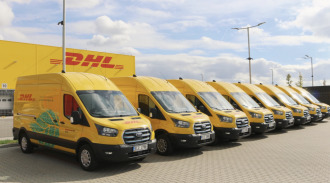 Český Ford předal přepravní společnosti DHL Express 14 bezemisních užitkových vozů Ford E-Transit