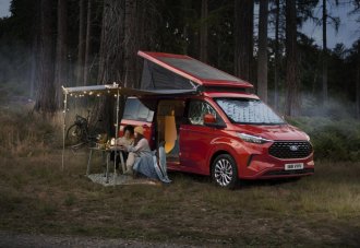 Ford představuje novou generaci obytného vozu Nugget – inteligentnější, všestrannější a připravenou elektrifikovat cesty za dobrodružstvím