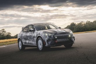 Nejnovější členové stáje Mustangů vyrazili do Goodwoodu, ve světové premiéře se představil Mustang Mach-E Rally