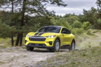 Ford Mustang Mach-E Rally: První Mustang, který žije na asfaltu a hraje si v blátě