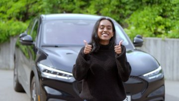 Noví řidiči se připravují na elektrickou budoucnost – a Ford Mustang Mach-E jim v tom pomáhá