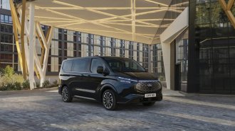 Nový víceúčelový model E-Tourneo Custom s elektrickým pohonem a také plug-in hybridní a čistě vznětové verze Tourneo Custom