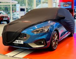 Ochranná plachta Premium černá s červenou linkou, bílým oválem Ford a logem Ford Performance