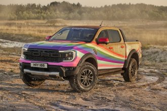 Ford posouvá v Goodwoodu hranice výkonu a inkluzivity elektrickým SuperVanem a „Very Gay“ Raptorem