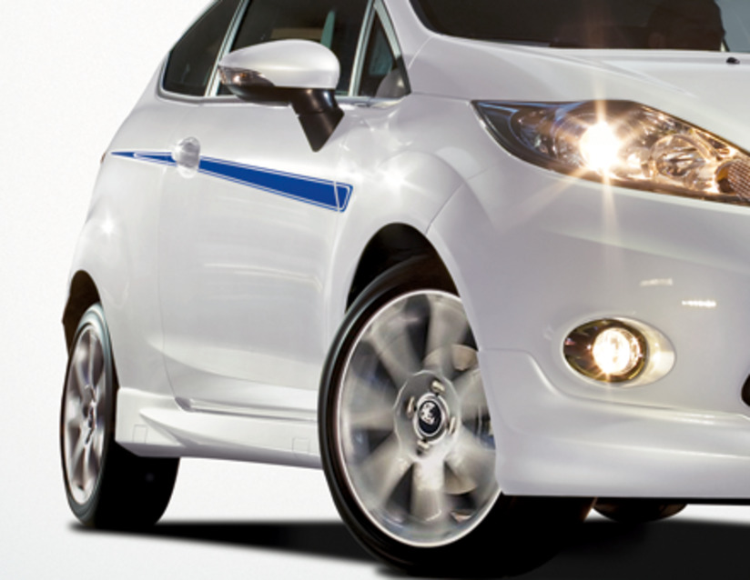 Ozdobné pruhy na bok karosérie